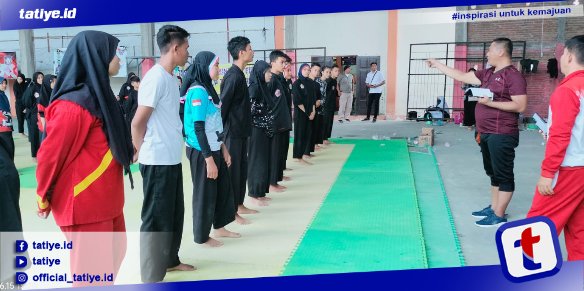 pelatih atlet pencak silat Gorontalo memberikan arahan